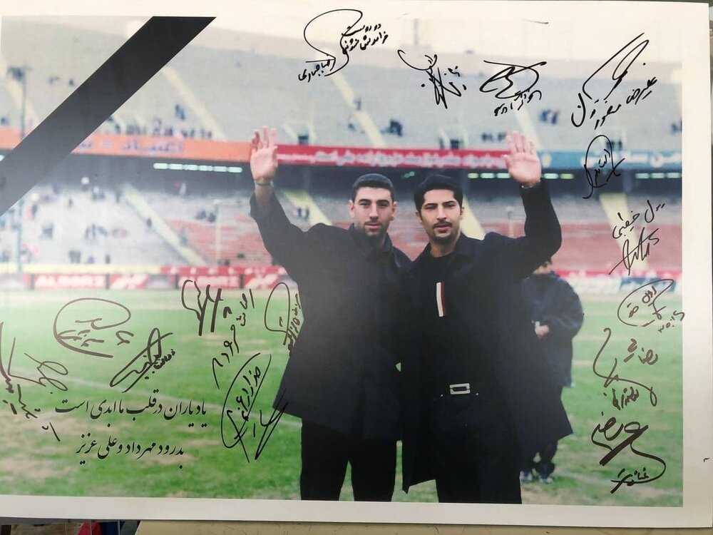 امضای ستارهها پای پوستر مهرداد و علی/عکس
