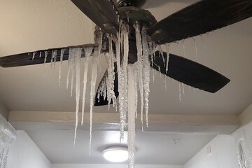 عکس | آویزان شدن قندیل از پنکه سقفی در تگزاس آمریکا