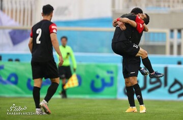 قهرمانی پرسپولیس در نیم فصل‌ با آتش‌بازی مقابل گل گهر