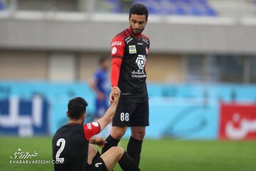 قهرمانی پرسپولیس در نیم فصل‌ با آتش‌بازی مقابل گل گهر