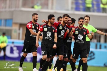 قهرمانی پرسپولیس در نیم فصل‌ با آتش‌بازی مقابل گل گهر