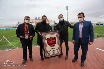 قهرمانی پرسپولیس در نیم فصل‌ با آتش‌بازی مقابل گل گهر