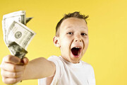 ببینید | کودکی که به همه چیز «نه» می‌گوید بجز «پول»!