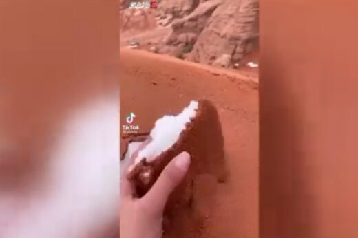 ببنید | تصاویر عجیب از برف شنی در عربستان