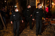 ببینید | لحظه یورش پلیس مادرید به یک مهمانی شبانه برای دستگیری نوجوانان