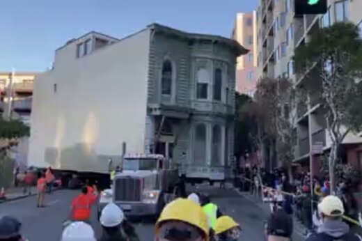 ببینید | جابجایی غول‌آسای یک خانه ویلایی در سانفرانسیسکو 