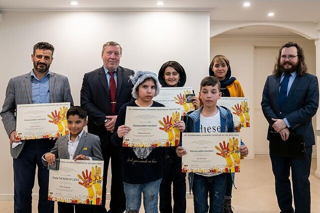 کودکان نقاش و عکاس ایرانی، جایزه خود را از سفیر چک گرفتند/ عکس 