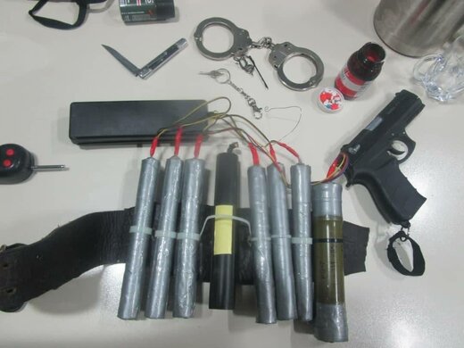 تصاویری از ادوات و تجهیزات کشف شده از تروریستی که در ایران دستگیر شد