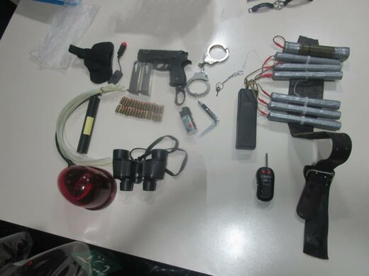 تصاویری از ادوات و تجهیزات کشف شده از تروریستی که در ایران دستگیر شد