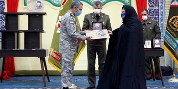 نشان فداکاری به خانواده فرماندهان شهید شاخص ارتش اهدا شد
