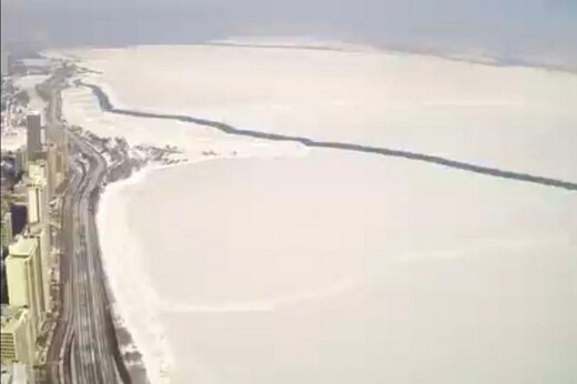 ببینید | جدا شدن قطعه یخ عظیم در دریاچه میشیگان