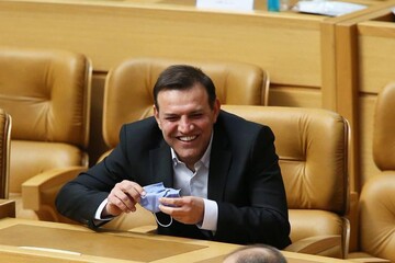 خنده‌های شهاب الدین عزیزی خادم رئیس جدید فدراسیون بعد از پیروزی در دور دوم انتخابات