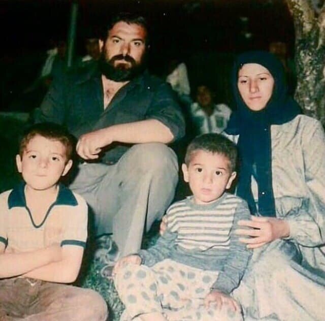 تصویری دیده نشده از علی انصاریان در کنار پدر و مادرش /عکس