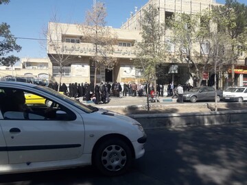 عکس | صف طولانی خرید مرغ در میدان تره بار صادقیه تهران