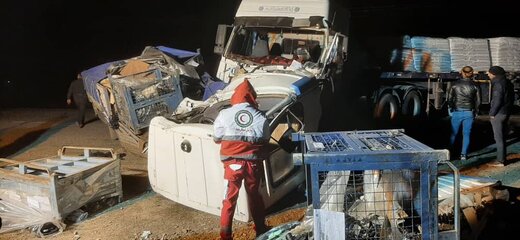 ببینید | برخورد شاخ به شاخ ۲ تریلر در جاده قدیم کاشان-قم