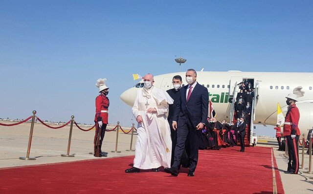 پاپ با استقبال الکاظمی وارد عراق شد/عکس
