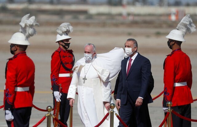 پاپ با استقبال الکاظمی وارد عراق شد/عکس

