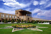 ببینید | تخریب آثار باستانی اصفهان به دست مردم