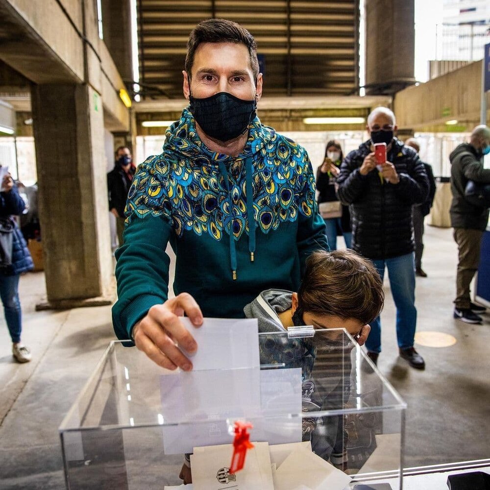 لیونل مسی پای صندوق رأی انتخابات بارسلونا/عکس