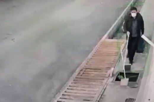 ببینید | سقوط نابینا در کانال بدون دریچه و محافظ پیاده‌رو