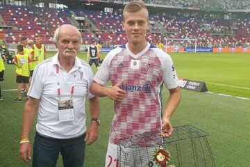 ببینید | بهترین بازیکن فوتبال «مرغ» جایزه گرفت