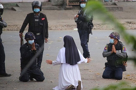 ببینید | زانو زدن یک راهبه در مقابل ماموران در میانمار برای جلوگیری از خونریزی 