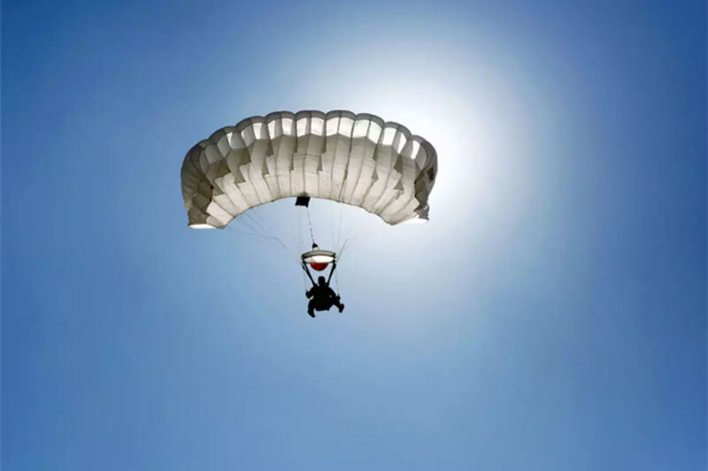 ببینید | لحظه استرس آور از برخورد یک چتر باز با یک توپ