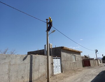 رزمایش خدمت متعالی برای اصلاح و بهسازی شبکه توزیع برق روستای دهملا در شهرستان شاهرود