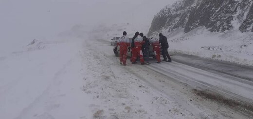 امدادرسانی هلال‌احمر به ۳۴۰ نفر در برف و کولاک در آذربایجان‌غربی