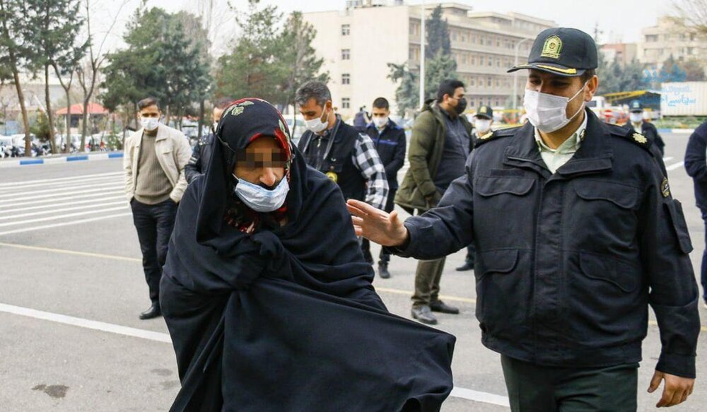 عکس | خفت‌گیری یک سبیل کلفت با چادر!