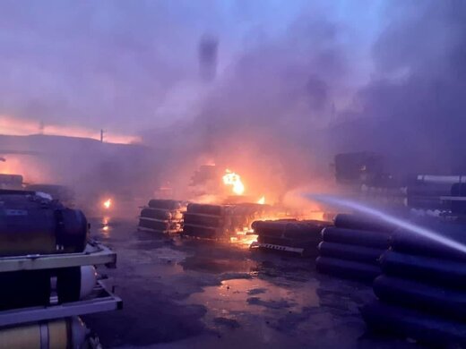 تصاویری از حادثه آتش‌سوزی گسترده در یک گاراژ واقع در جاده خاوران