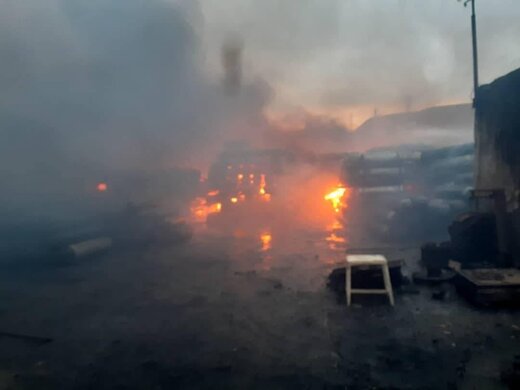 تصاویری از حادثه آتش‌سوزی گسترده در یک گاراژ واقع در جاده خاوران