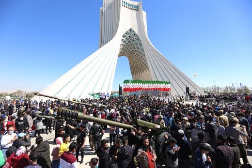 هیجان مردم از شلیک توپ در میدان آزادی