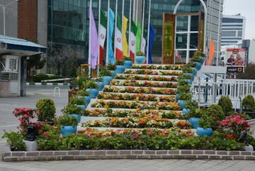 آذین بندی شهر و زیباسازی منظر شهری با جلوه نمایی المانهای گل بهار مشهد در استقبال از بهار