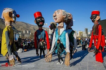جشنواره عروسک‌های نوروزی در دریاچه چیتگر