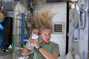 ببینید | دشواری شست‌وشوی موها در فضا