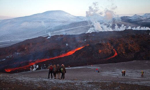 ببینید | حضور ایسلندی‌ها برای تماشای فوران آتشفشان در نزدیکی پایتخت