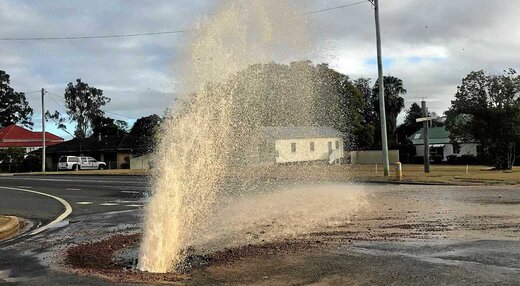 ببینید | تصاویری عجیب از ترکیدن لوله آب داغ در سن‌پترزبورگ