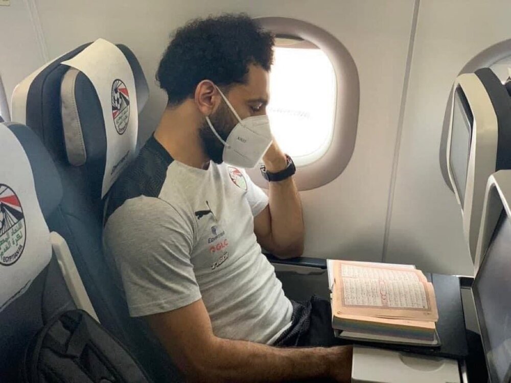 قرآن خواندن بازیکن لیورپول در هواپیما/عکس