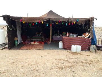 برپایی سیاه‌چادر عشایری در ورودی روستای قوشه دامغان