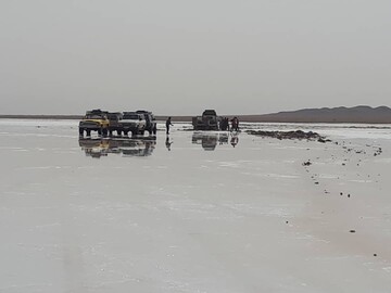 ورود به دریاچه نمک دامغان بدون راهنمای محلی خطرناک است
