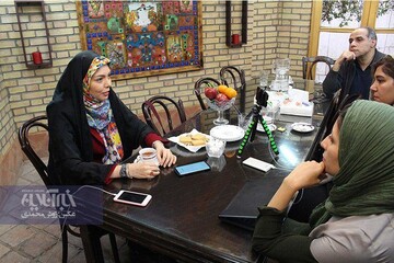 آزاده نامداری در کافه خبر