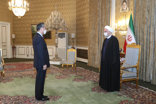 اولین تصویر از دیدار روحانی و وزیر خارجه چین 