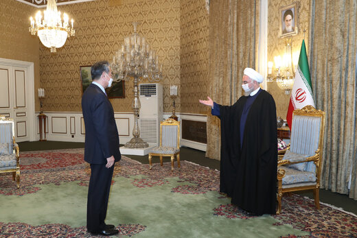 دیدار وزیر خارجه چین با دکتر روحانی