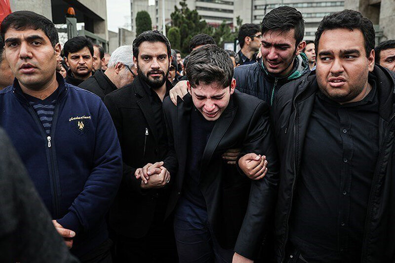 ببینید | بی‌تابی و اشک و زاری خانواده آزاده نامداری در مراسم تشییع