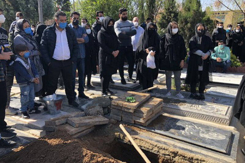 ببینید | لحظات تلخ خاکسپاری آزاده نامداری و دلخور کردن خانواده داغدارش