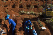 ببینید | تصاویری از نبش قبرهای قدیمی برای دفن اموات کرونایی در برزیل بدلیل آمار بالای جانباختگان