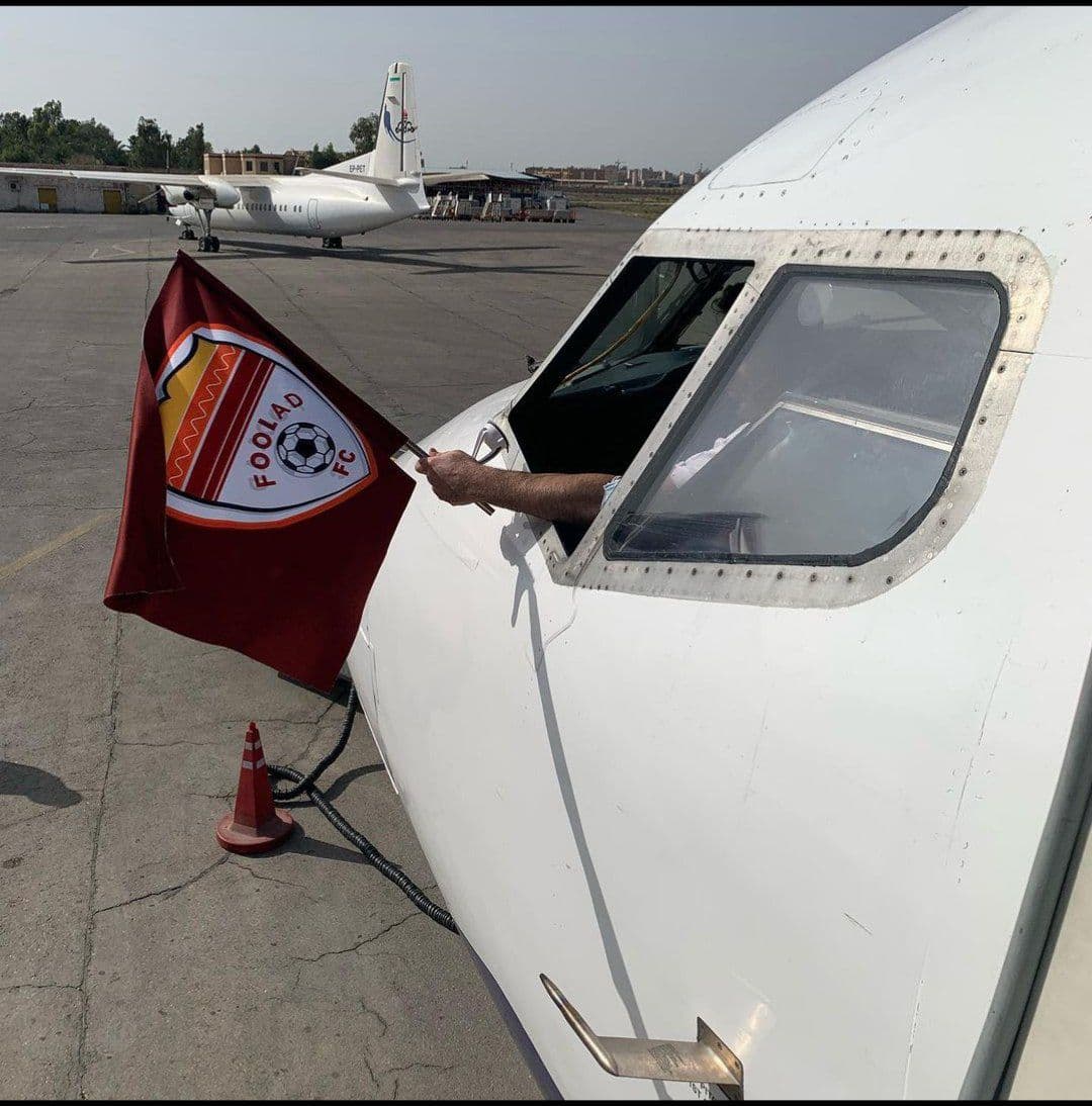 اهتزاز پرچم فولاد در هواپیما به سوی ریاض/عکس
