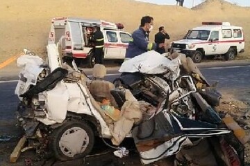 تصاویر | مچاله و له شدن پراید در برخورد با دو تریلی