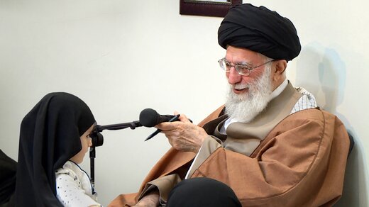 برخورد جالب رهبر انقلاب با یک دختر خردسال